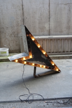 Vintage lighted double sided arrow sign from a car dealership - US Import