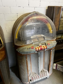 Wurlitzer 1100 Jukebox + Parts Machine