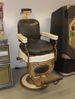 Theo A Koch Barberchair Friseurstuhl