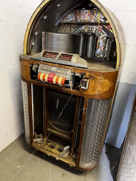 Wurlitzer 1100 Jukebox + Parts Machine