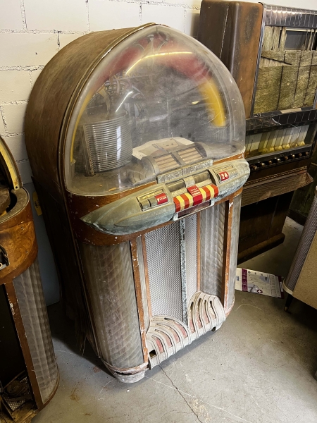 Wurlitzer 1100 Jukebox + Parts Machine