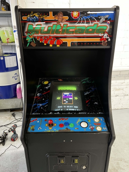 Multicade Arcade Videospielautomat mit CRT Monitor und 39in1 Jamma Platine