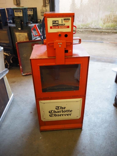 The Charlotte Observer Newspaper Box / Zeitungsautomat