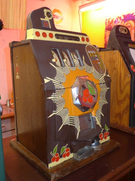 Mills Novelty Co. Bursting Cherry Slotmachine