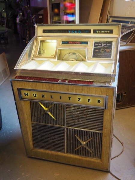 Wurlitzer 2910A Blonde Cabinet Jukebox