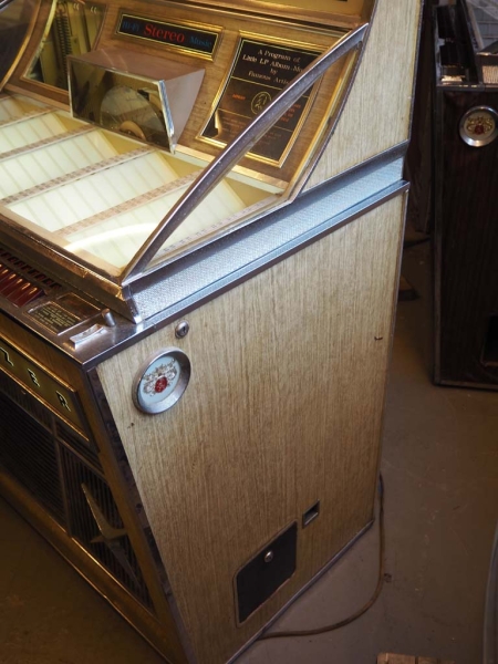 Wurlitzer 2910A Blonde Cabinet Jukebox